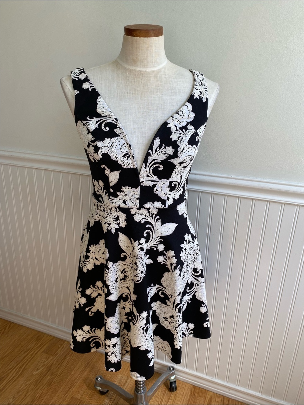 bailey blue Black and White Floral V-Neck Fit & Flare Mini Dress